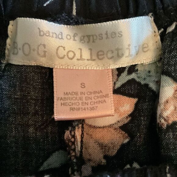 Band Of Gypsies Jumpsuit Elastic Neckline Off Shoulder Black Floral Print Small - Picture 3 of 13